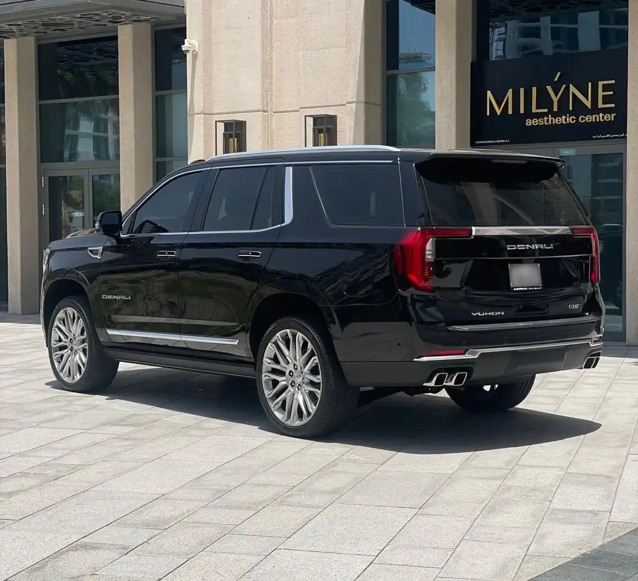 GMC Yukon Denali - image 2