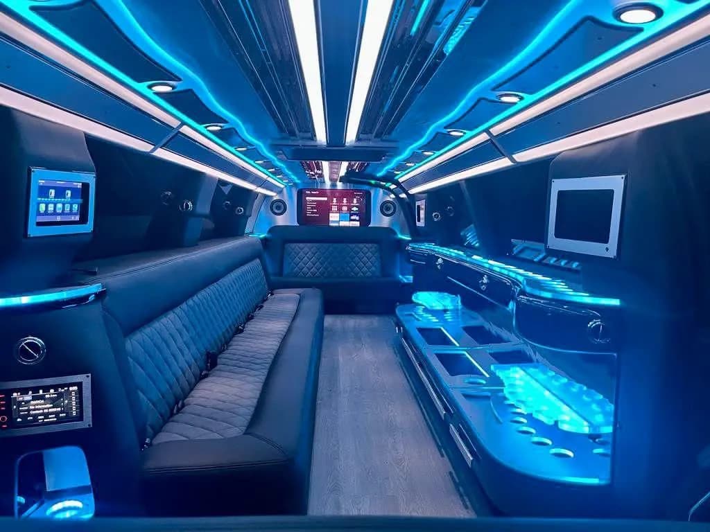 GMC Yukon Limousine - image 4