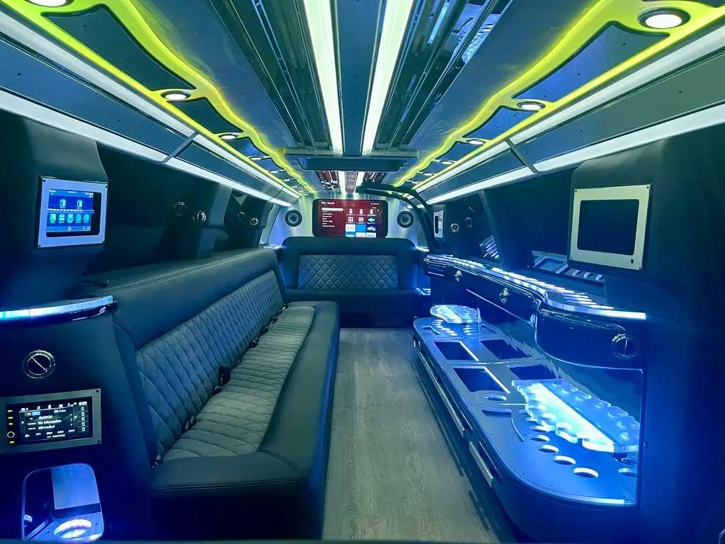 GMC Yukon Limousine - image 5